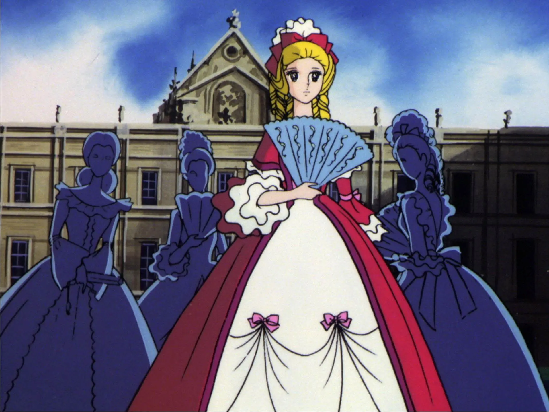 Ballkleid, weißes Kleid, roter Umhang, Rüschenärmel, Fächer